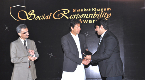 Lahore: Mr. Imran Khan while giving away the CSR Award to Mr. Shahzad Ahmad from Warid Telecom during a Corporate Social Responsibility Award Ceremony.